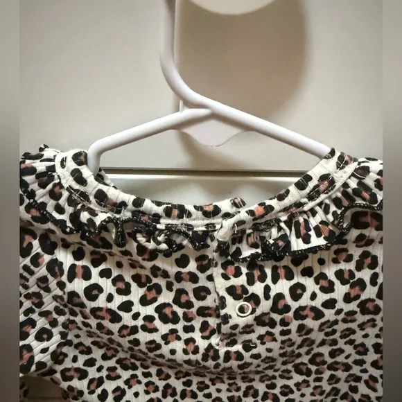 Tahari Baby Leopard Printed Long Sleeve Top - Picture 5 of 5